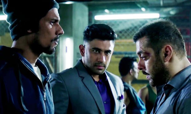 This 3 way chemistry between Randeep Hooda, Amit Sadh and Bhai, forms the basis of the 2nd half of the movie!